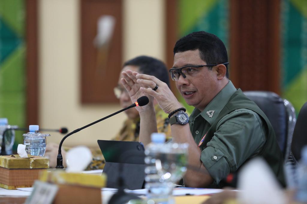 Kepala Badan Nasional Penanggulangan Bencana (BNPB) Letjen TNI Suharyanto S.Sos., M.M., memimpin Rapat Koordinasi dan Evaluasi Penanganan Karhutla di Kalimantan Selatan untuk mendukung upaya pemerintah daerah beserta seluruh jajaran forkopimda dalam mengendalikan kebakaran hutan dan lahan (karhutla) di Kalimantan Selatan pada hari Kamis (21/9).